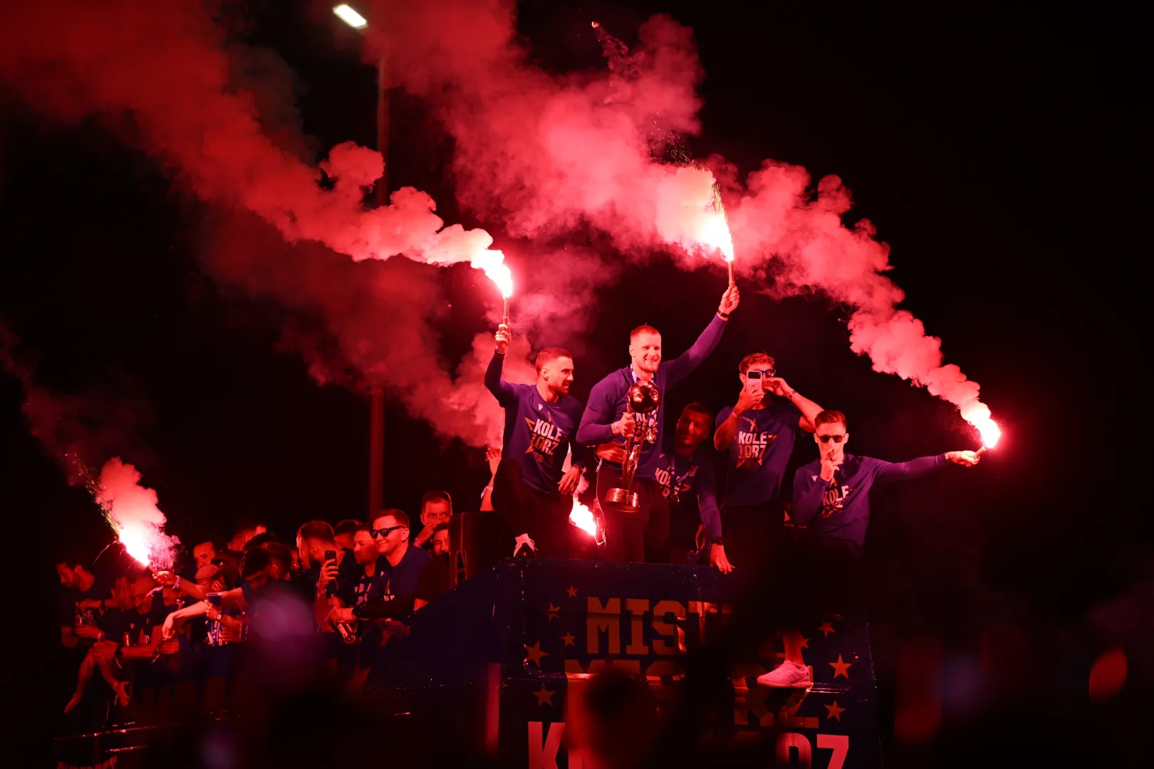Piłkarze Lecha Poznań świętują razem z kibicami zdobycie mistrzostwa Polski. fot. PAP/Jakub Kaczmarczyk