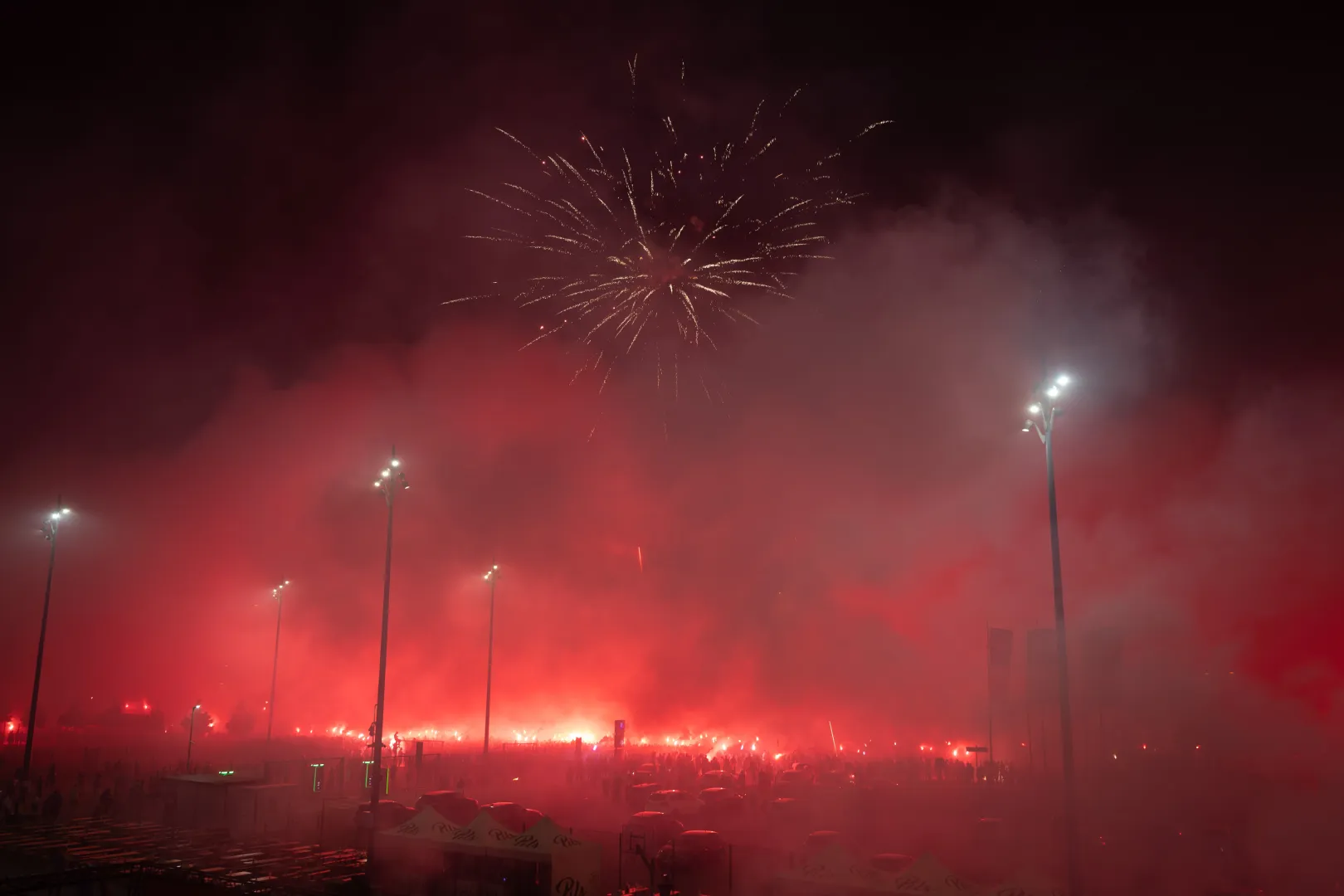 Piłkarze Lecha Poznań świętują razem z kibicami zdobycie mistrzostwa Polski. fot. PAP/Jakub Kaczmarczyk
