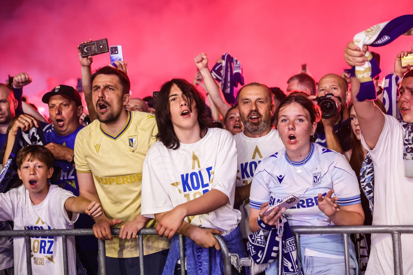 Piłkarze Lecha Poznań świętują razem z kibicami zdobycie mistrzostwa Polski. fot. PAP/Jakub Kaczmarczyk