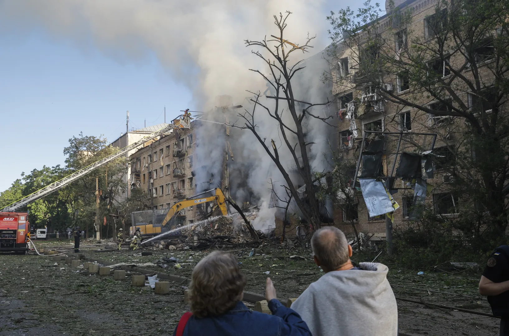 Zniszczenia po rosyjskim ataku na Kijów Fot. PAP/EPA/SERGEY DOLZHENKO
