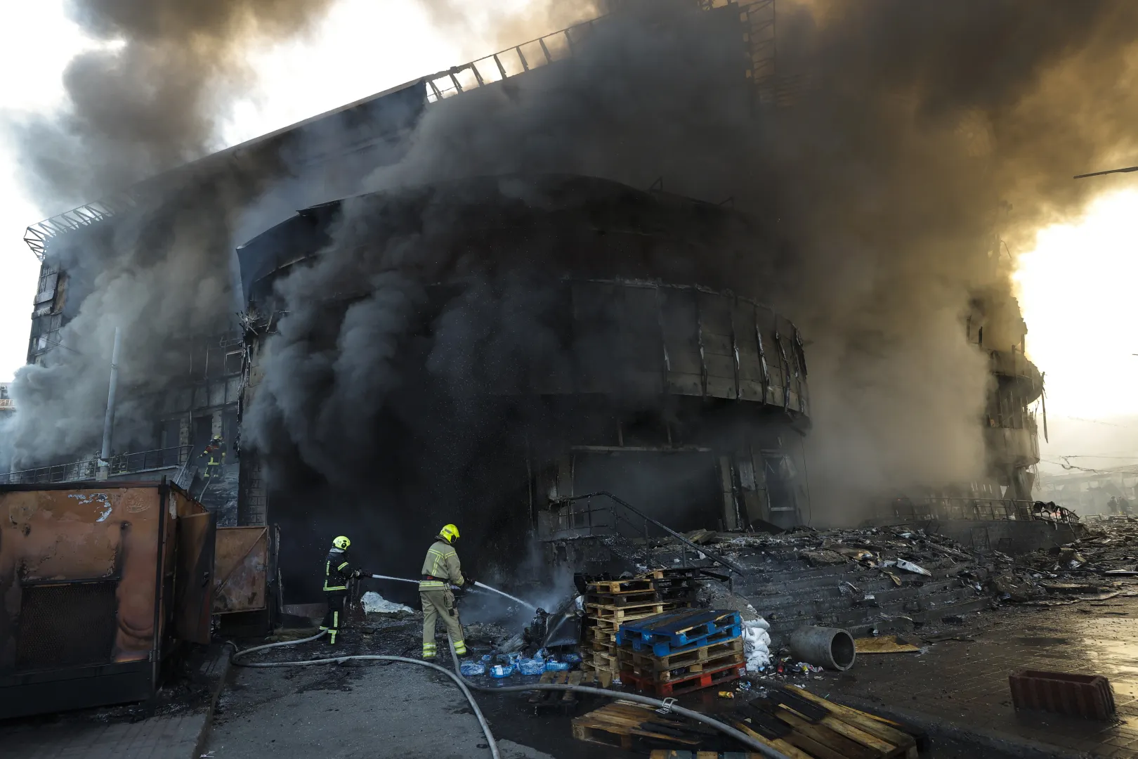 Zniszczenia po rosyjskim ataku na Kijów Fot. PAP/EPA/SERGEY DOLZHENKO