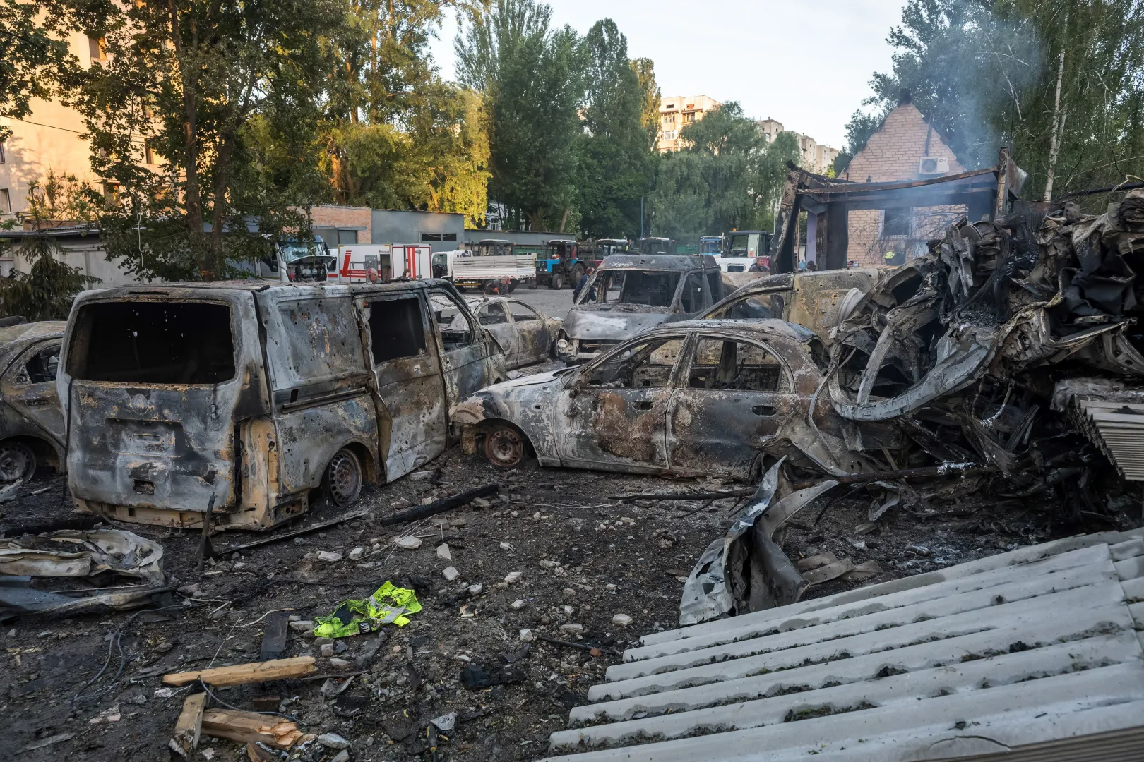 Zniszczenia po rosyjskim ataku dronowym na Kijów Fot. PAP/Vladyslav Musiienko