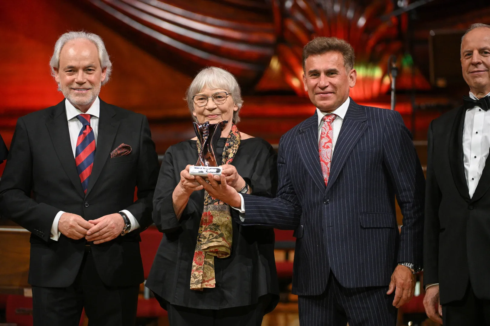 Laureatka nagrody "Wybitny Polak", dyrygentka Agnieszka Duczmal (2L), czterokrotny mistrz olimpijski w chodzie sportowym Robert Korzeniowski (2P), senator KO Adam Szejnfeld (L) i prezes zarządu Fundacji Polskiego Godła Promocyjnego „Teraz Polska” Krzysztof Przybył (P). Fot. PAP/Marcin Obara