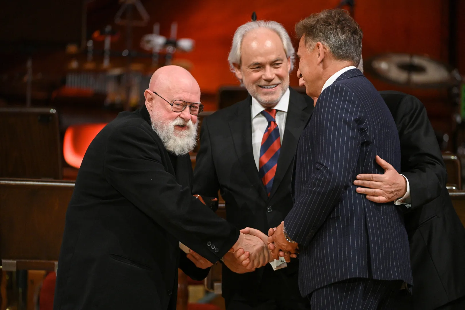 Laureat nagrody "Wybitny Polak", językoznawca prof. Jerzy Bralczyk (L), czterokrotny mistrz olimpijski w chodzie sportowym Robert Korzeniowski (P) i senator KO Adam Szejnfeld (C). Fot. PAP/Marcin Obara