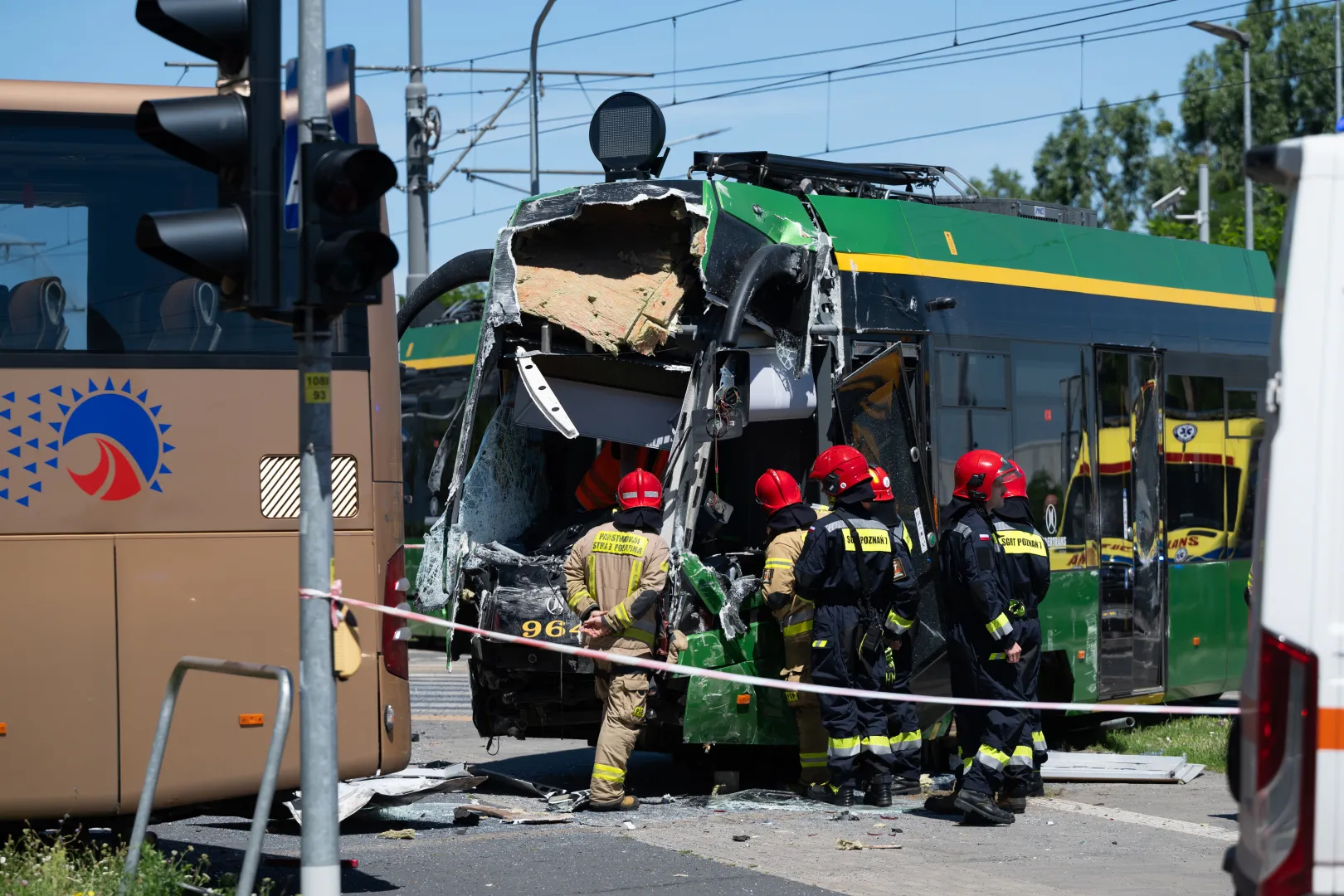 Miejsce zderzenia autobusu z tramwajem. Fot. PAP/Jakub Kaczmarczyk