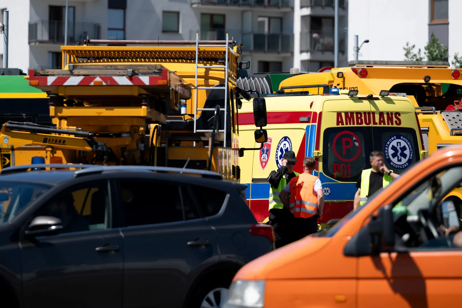 Miejsce zderzenia autobusu z tramwajem. Fot. PAP/Jakub Kaczmarczyk