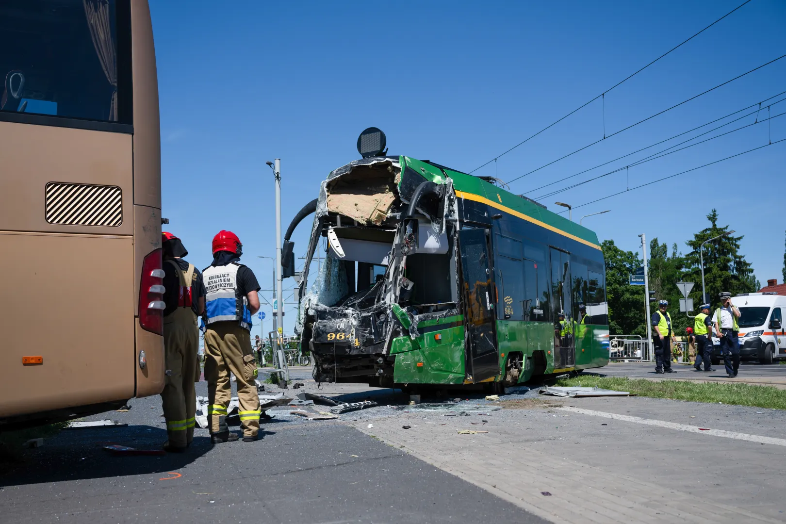 Miejsce zderzenia autobusu z tramwajem. Fot. PAP/Jakub Kaczmarczyk