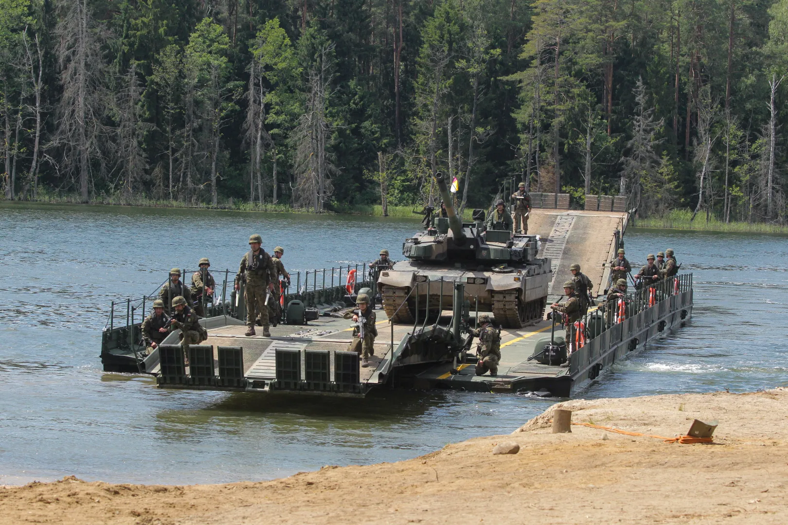 Czołg K2 Black Panther podczas ćwiczeń „Bursztynowy Obrońca 26” w Orzyszu. Fot. PAP/Tomasz Waszczuk