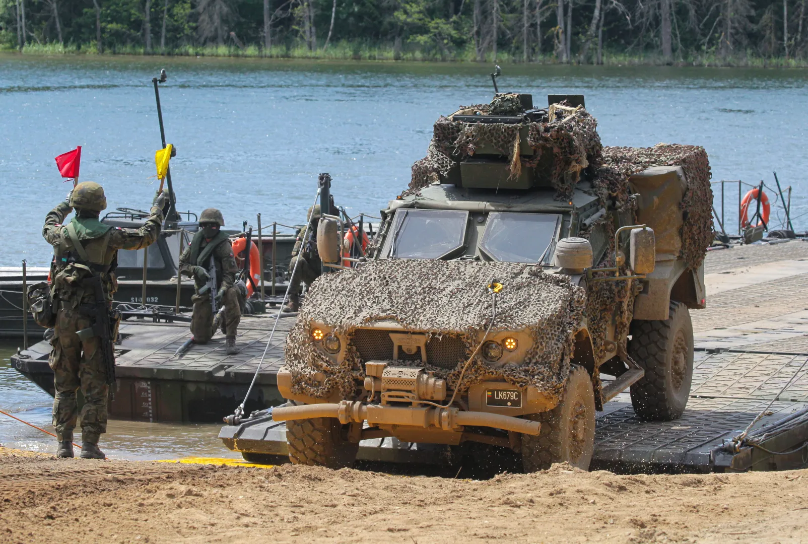 Samochód opancerzony Oshkosh M-ATV podczas ćwiczeń „Bursztynowy Obrońca 26” w Orzyszu. Fot. PAP/Tomasz Waszczuk