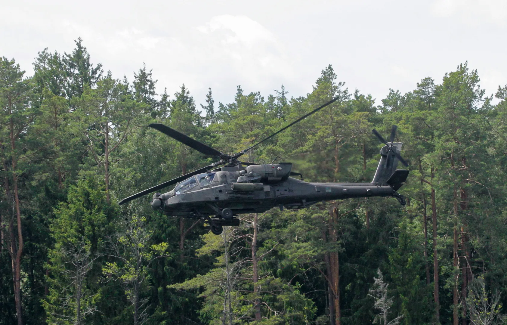 Śmigłowiec bojowy Apache AH-64 z Brygady Lotnictwa Wojsk Lądowych podczas ćwiczeń „Bursztynowy Obrońca 26” w Orzyszu. Fot. PAP/Tomasz Waszczuk