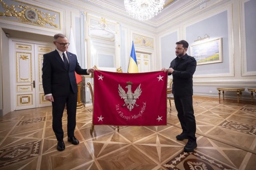"За нашу і вашу свободу" написано на прапорі, який Анджей Дуда подарував Володимиру Зеленському під час останнього візиту до Києва в якості президента Польщі. Це копія історичного прапора, під яким билися повстанці 1863 року. Український президент вручив польському колезі Орден Свободи. Фото: Офіс Президент України