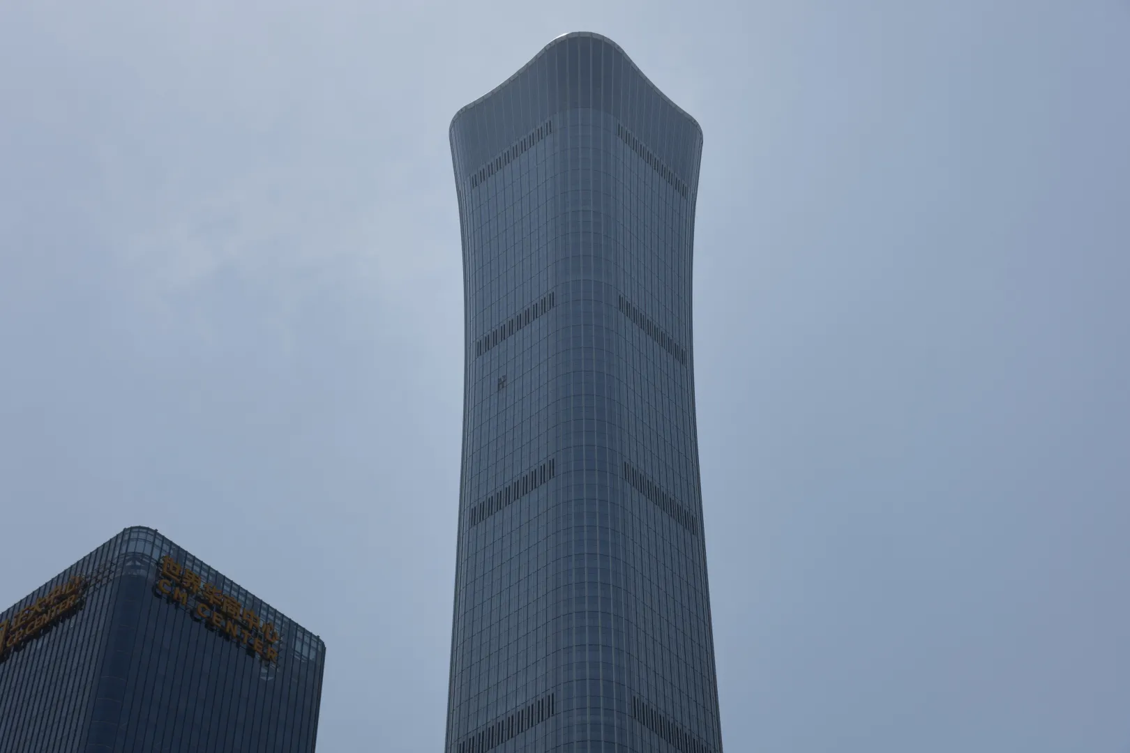 Wieżowiec w Pekinie, w który uderzył samolot. Fot. PAP/EPA/JESSICA LEE 
