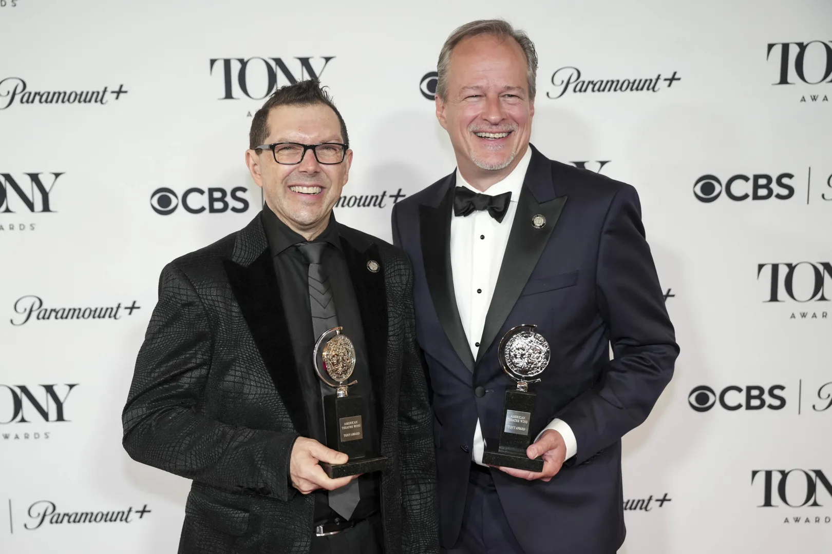 Amerykański orkiestrator Doug Besterman (po lewej) i Mike Morris (po prawej) pozują z nagrodą za najlepszą orkiestrację za utwór „Schmigadoon!” w sali prasowej 79. dorocznej gali rozdania nagród Tony w Nowym Jorku. Fot. PAP/EPA/OLGA FEDOROVA