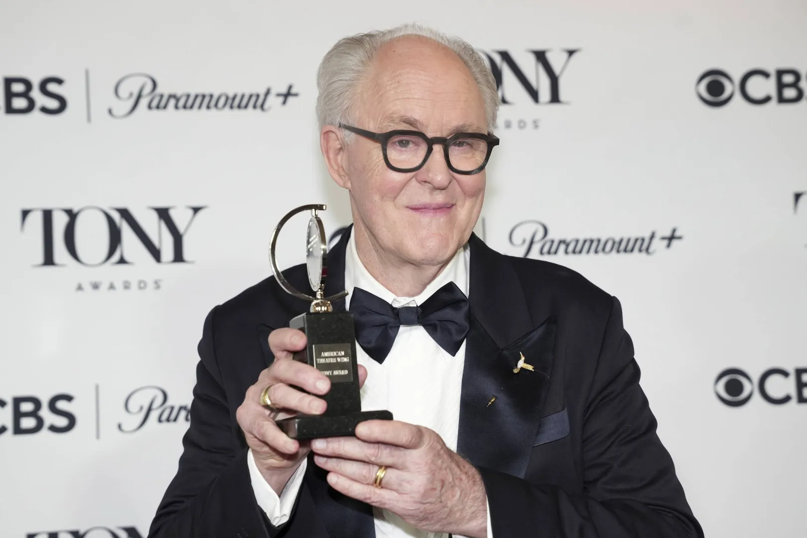 John Lithgow pozuje z nagrodą za najlepszy występ aktora pierwszoplanowego w sztuce teatralnej za sztukę „Olbrzym” w sali prasowej 79. dorocznej gali rozdania nagród Tony w Nowym Jorku. Fot. PAP/EPA/OLGA FEDOROVA