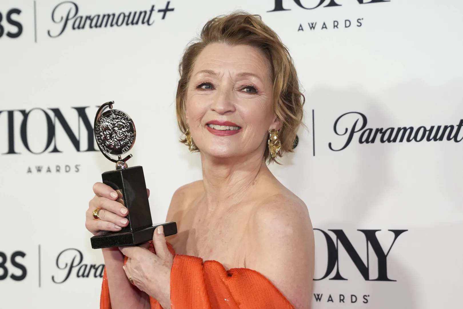 Lesley Manville pozuje z nagrodą za najlepszą rolę pierwszoplanową w sztuce teatralnej za „Edypa” w sali prasowej 79. dorocznej gali rozdania nagród Tony w Nowym Jorku. Fot. PAP/EPA/OLGA FEDOROVA