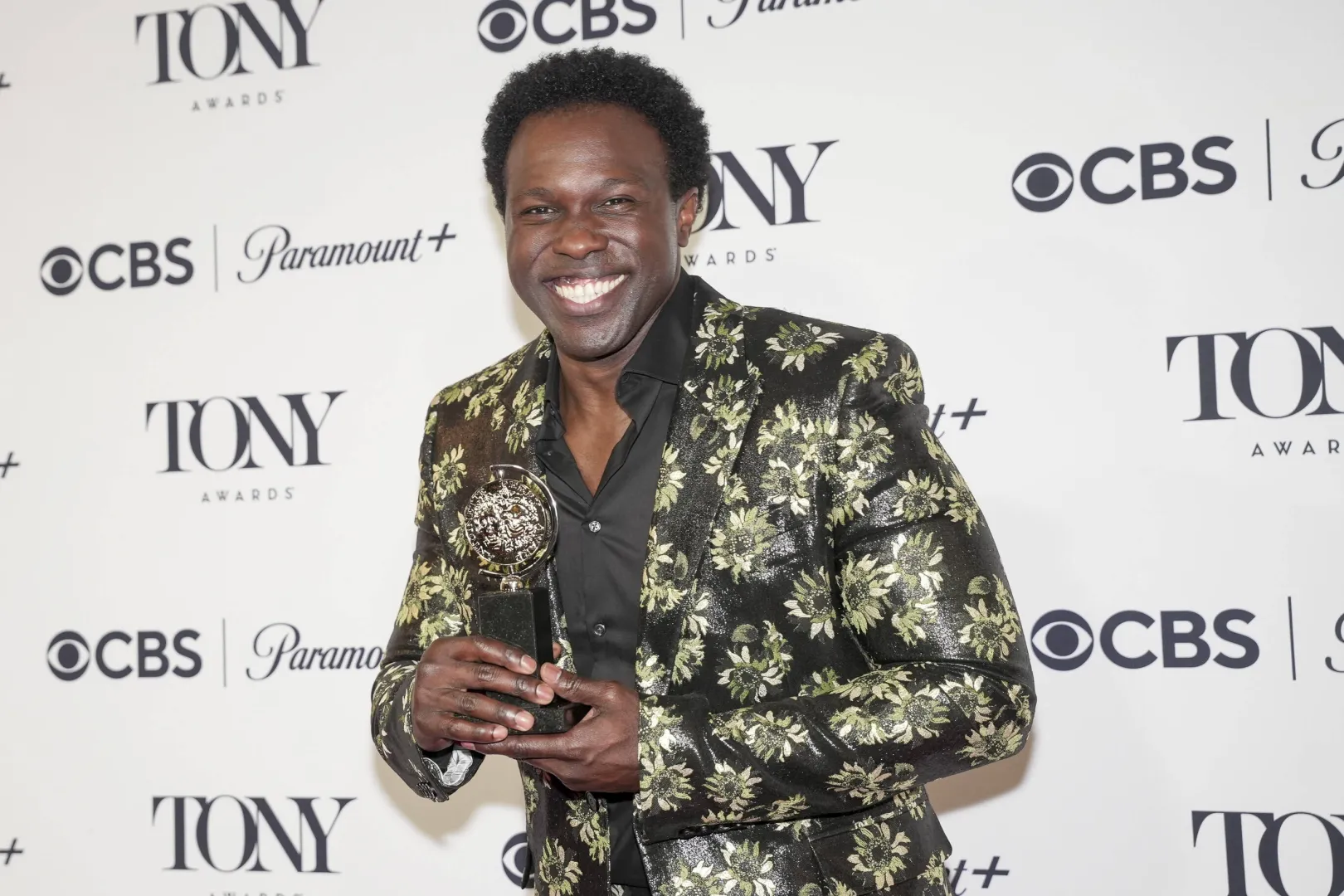 Joshua Henry pozuje z nagrodą za najlepszy występ aktora pierwszoplanowego w musicalu „Ragtime” w sali prasowej 79. dorocznej gali rozdania nagród Tony w Nowym Jorku. Fot. PAP/EPA/OLGA FEDOROVA
