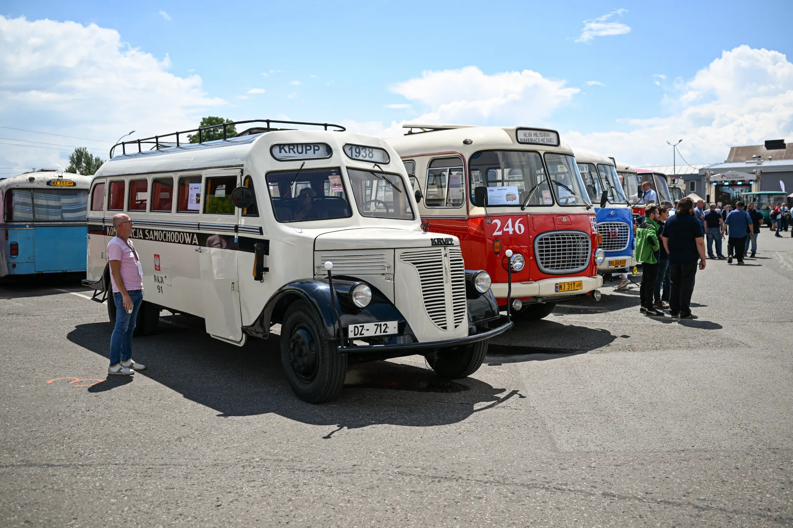 II Zlot Zabytkowych Autobusów w Rzeszowie. Fot. PAP/Darek Delmanowicz