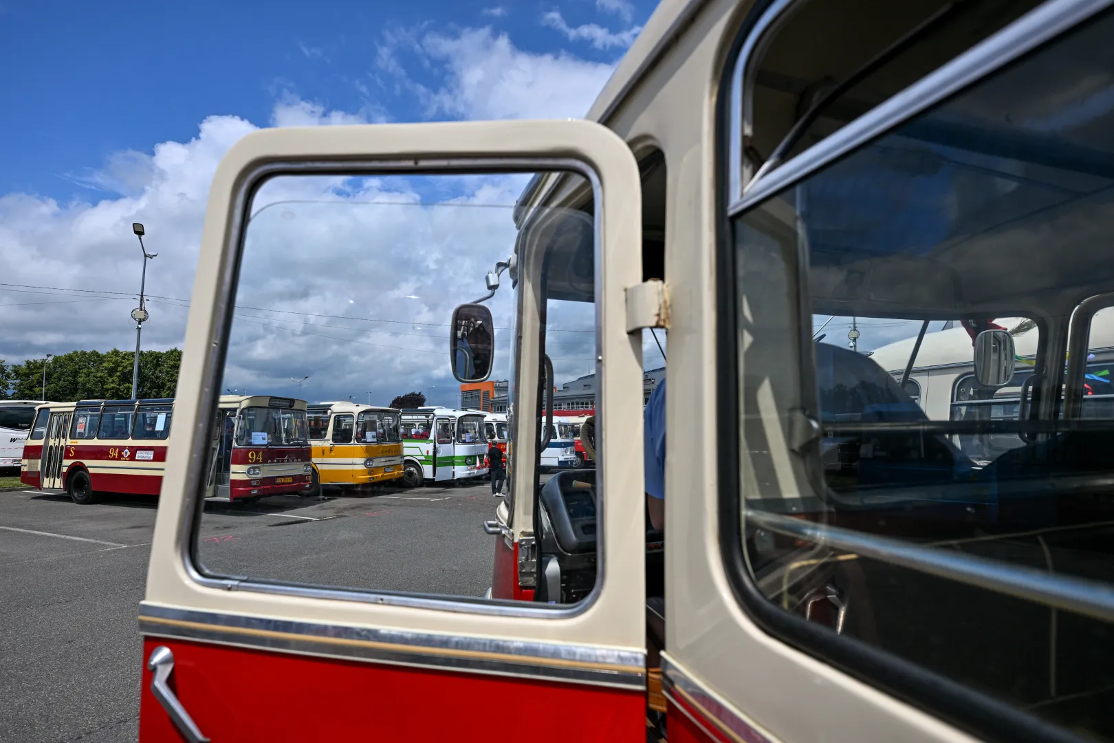 II Zlot Zabytkowych Autobusów w Rzeszowie. Fot. PAP/Darek Delmanowicz