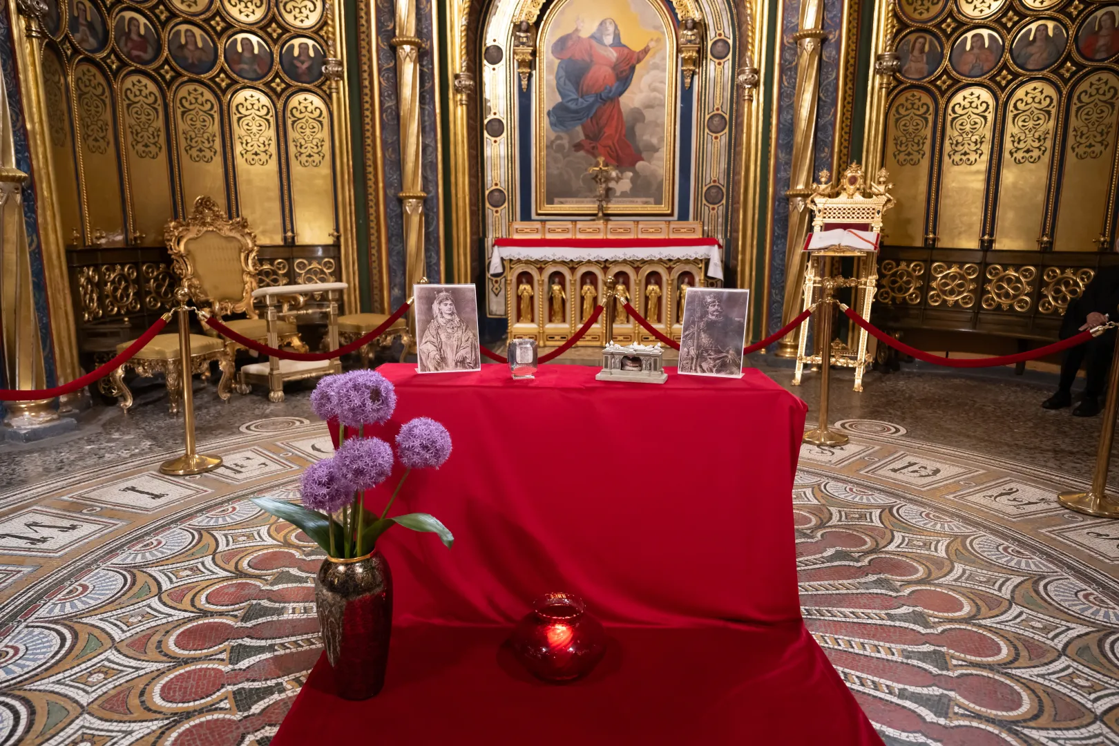 Szczątki królewskie Bolesława Chrobrego zaprezentowane w Złotej Kaplicy Katedry Poznańskiej. Fot. PAP/Jakub Kaczmarczyk
