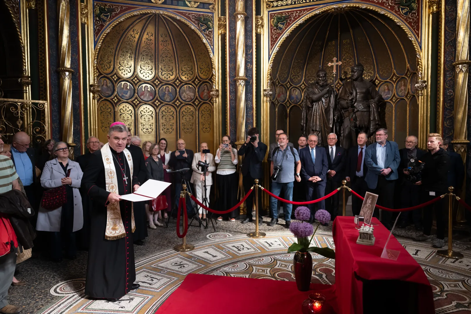 Szczątki królewskie Bolesława Chrobrego zaprezentowane w Złotej Kaplicy Katedry Poznańskiej. Fot. PAP/Jakub Kaczmarczyk