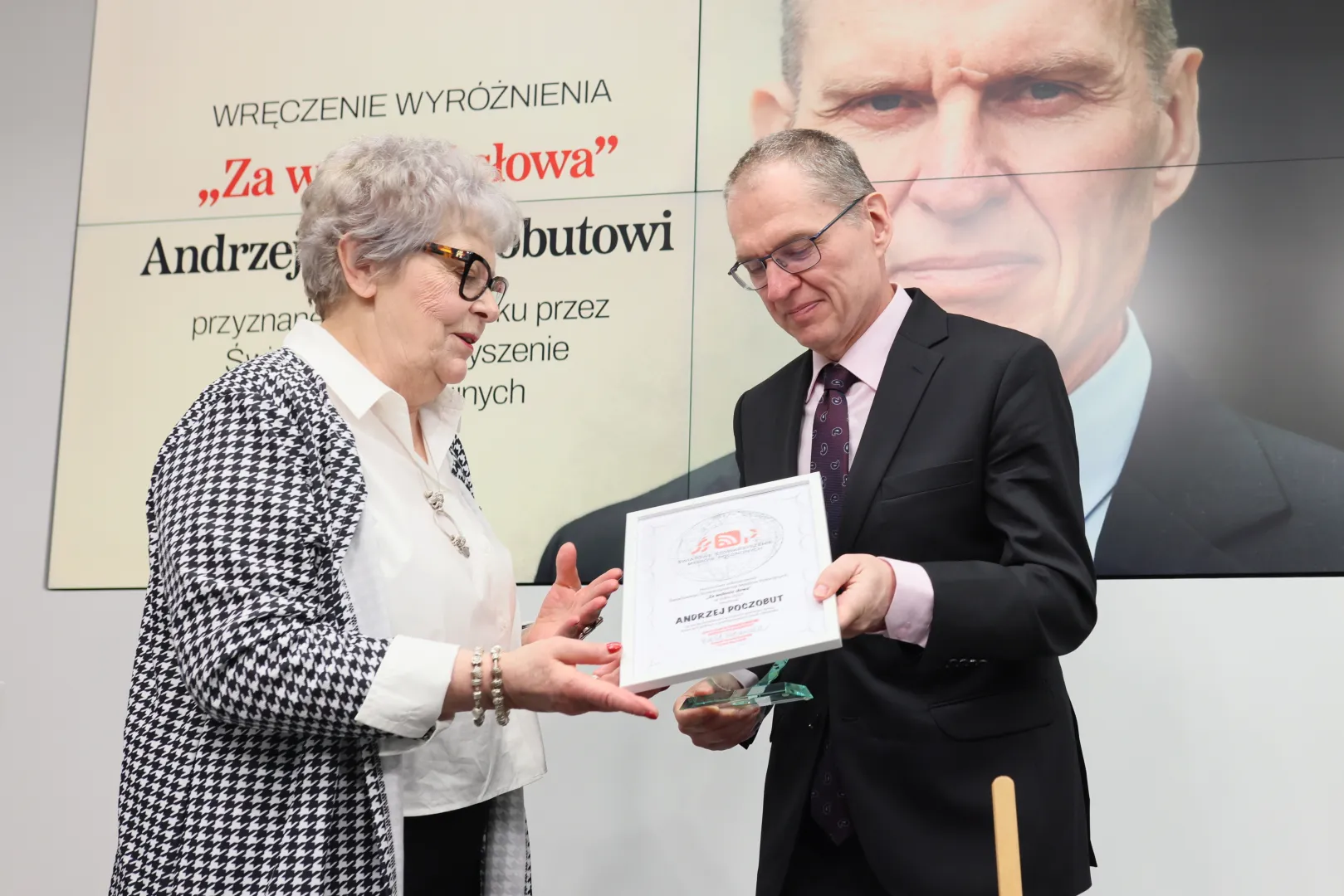 Dziennikarz i działacz mniejszości polskiej na Białorusi Andrzej Poczobut (P) i prezes zarządu Światowego Stowarzyszenia Mediów Polonijnych Teresa Sygnarek (L). Fot. PAP/Leszek Szymański
