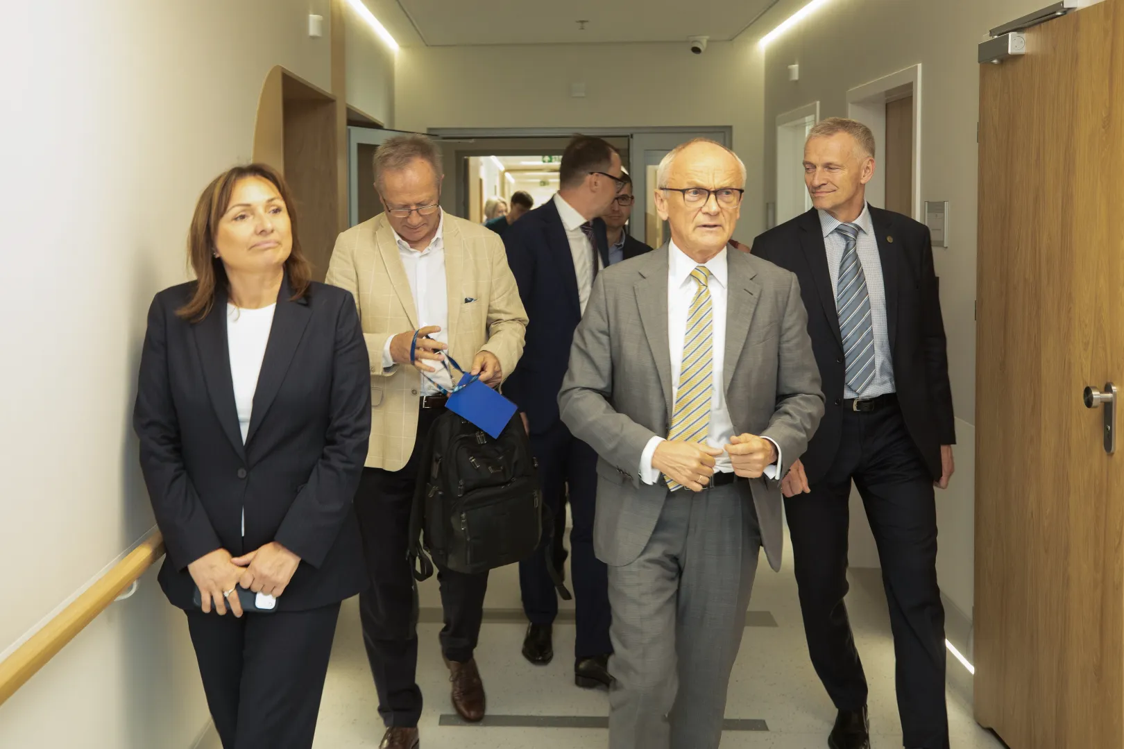 Wicemarszałek Sejmu Monika Wielichowska (L), kardiolog Robert Zymliński (P) i rektor Uniwersytetu Medycznego im. Piastów Śląskich we Wrocławiu Piotr Ponikowski (2P) w nowej Klinice Kardiologii i Kardiochirurgii Dziecięcej w Uniwersyteckim Szpitalu Klinicznym (USK) we Wrocławiu. Fot. PAP/Krzysztof Ćwik