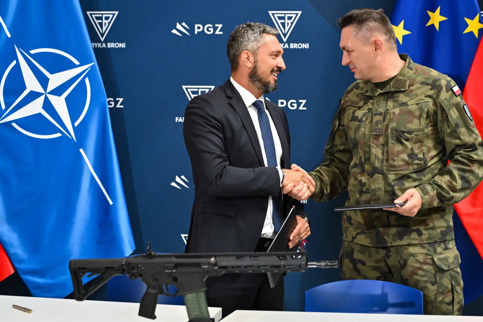 Szef Agencji Uzbrojenia gen. bryg. Artur Kuptel (P) i prezes Zarządu Fabryki Broni „Łucznik” w Radomiu Seweryn Figurski (L). Fot. PAP/Piotr Polak