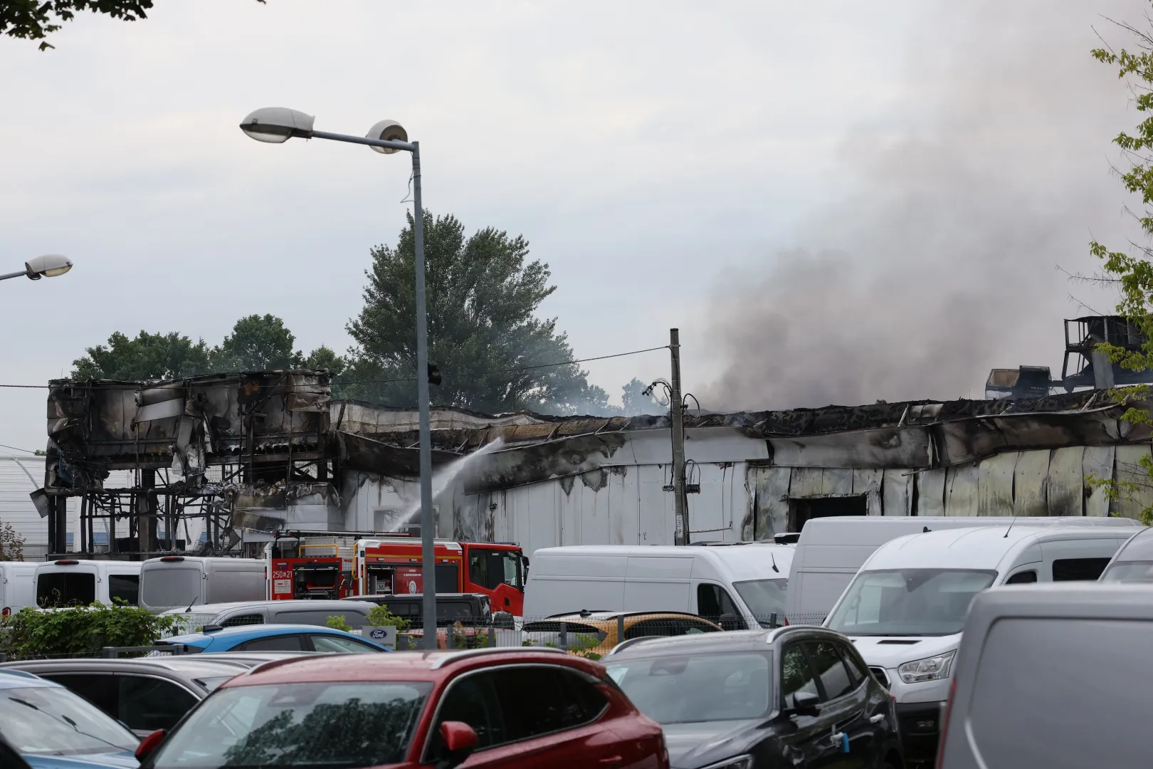 Pożar warsztatu i salonu samochodowego przy ul. Krasnobrodzkiej na Targówku w Warszawie Fot. PAP/Paweł Supernak