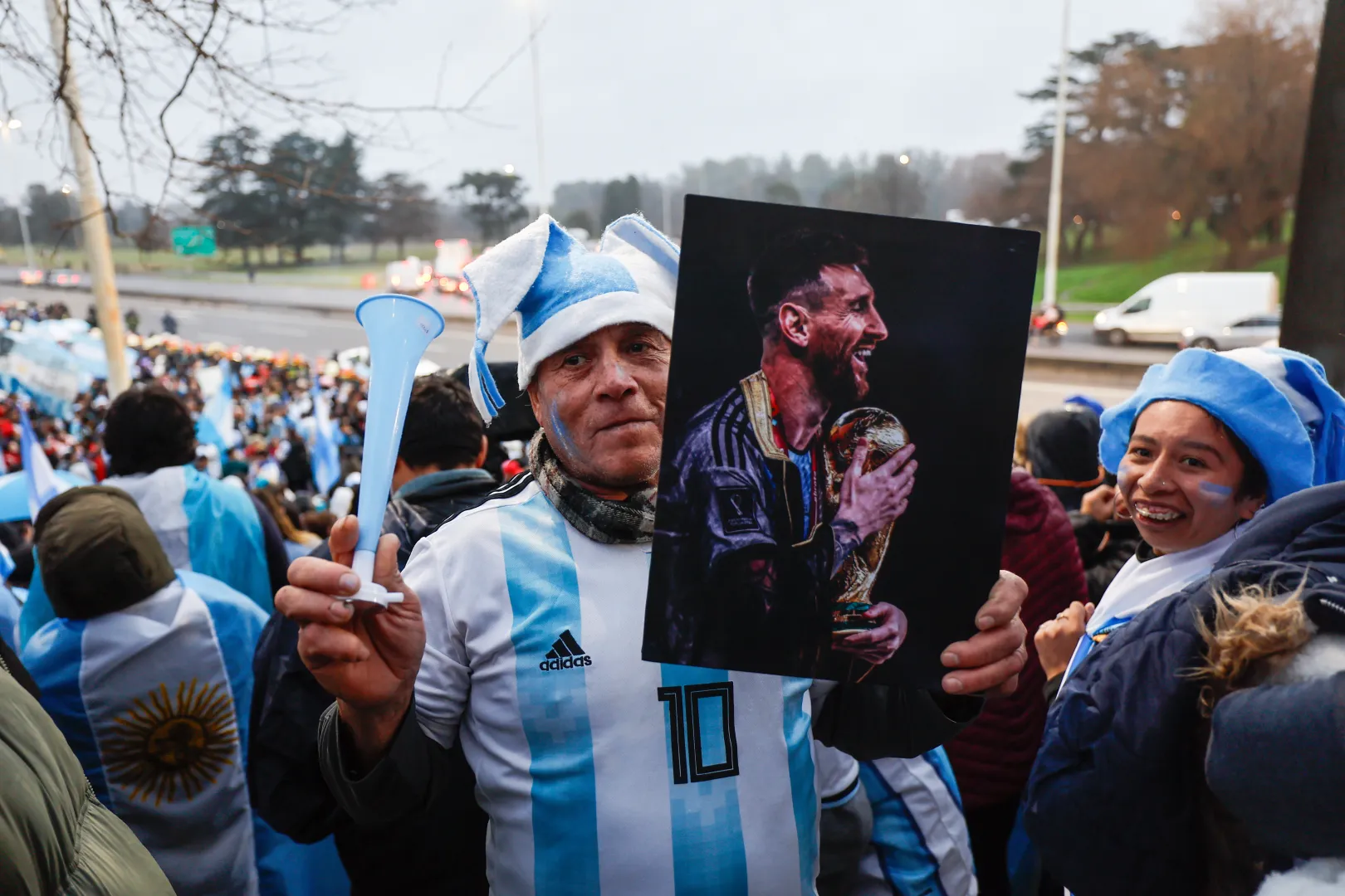 Fan ze zdjęciem Leo Messiego Fot. PAP/EPA/JUAN IGNACIO RONCORONI