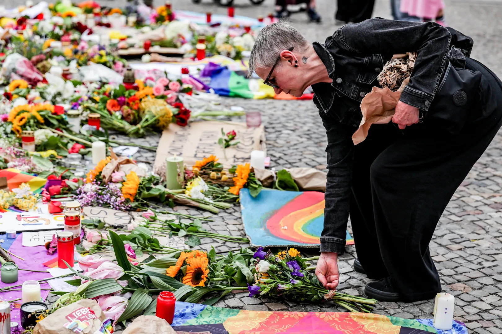 Upamiętnienie ofiary oraz rannych ataku na paradę równości w Berlinie. Fot. PAP/EPA/FILIP SINGER 