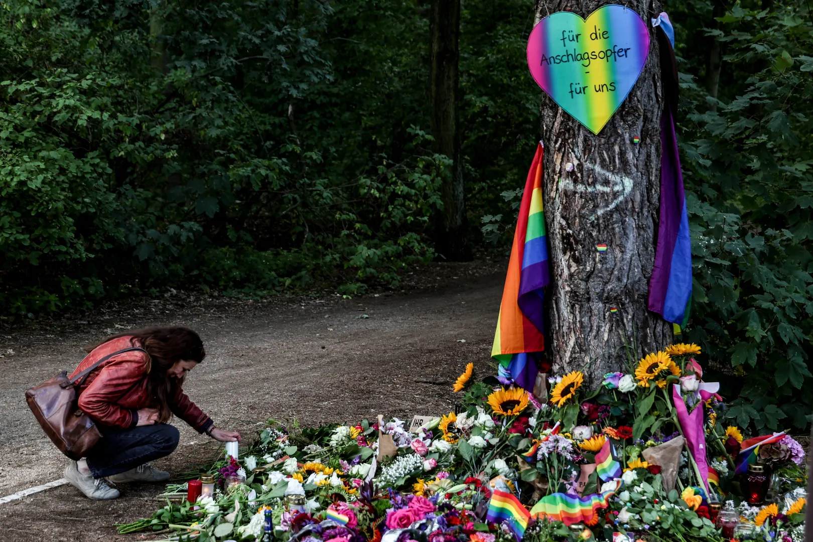 Upamiętnienie ofiary oraz rannych ataku na paradę równości w Berlinie. Fot. PAP/EPA/FILIP SINGER 