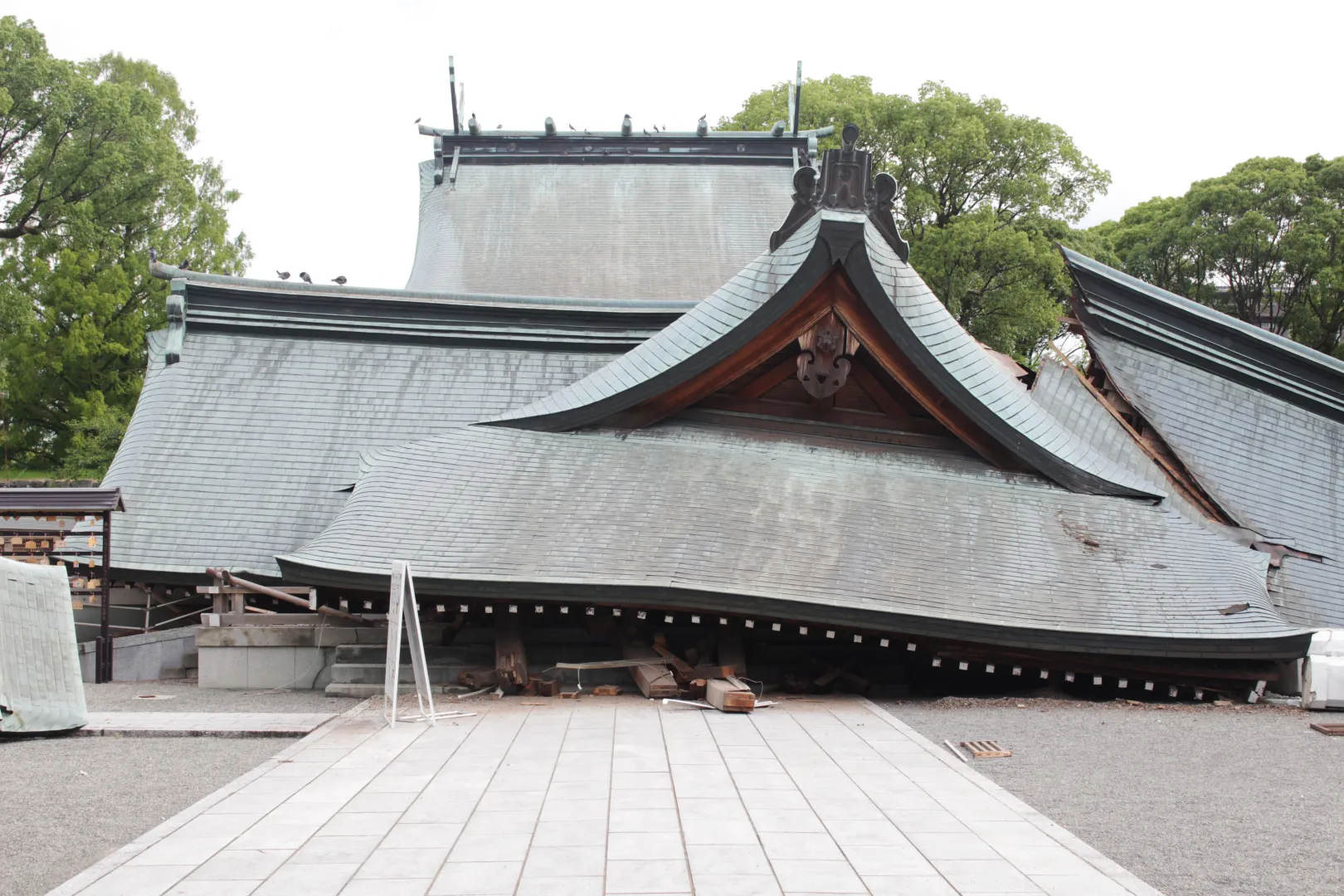 Zniszczenia po trzęsieniu ziemi w Japonii. Fot. PAP/EPA/JIJI PRESS JAPAN OUT