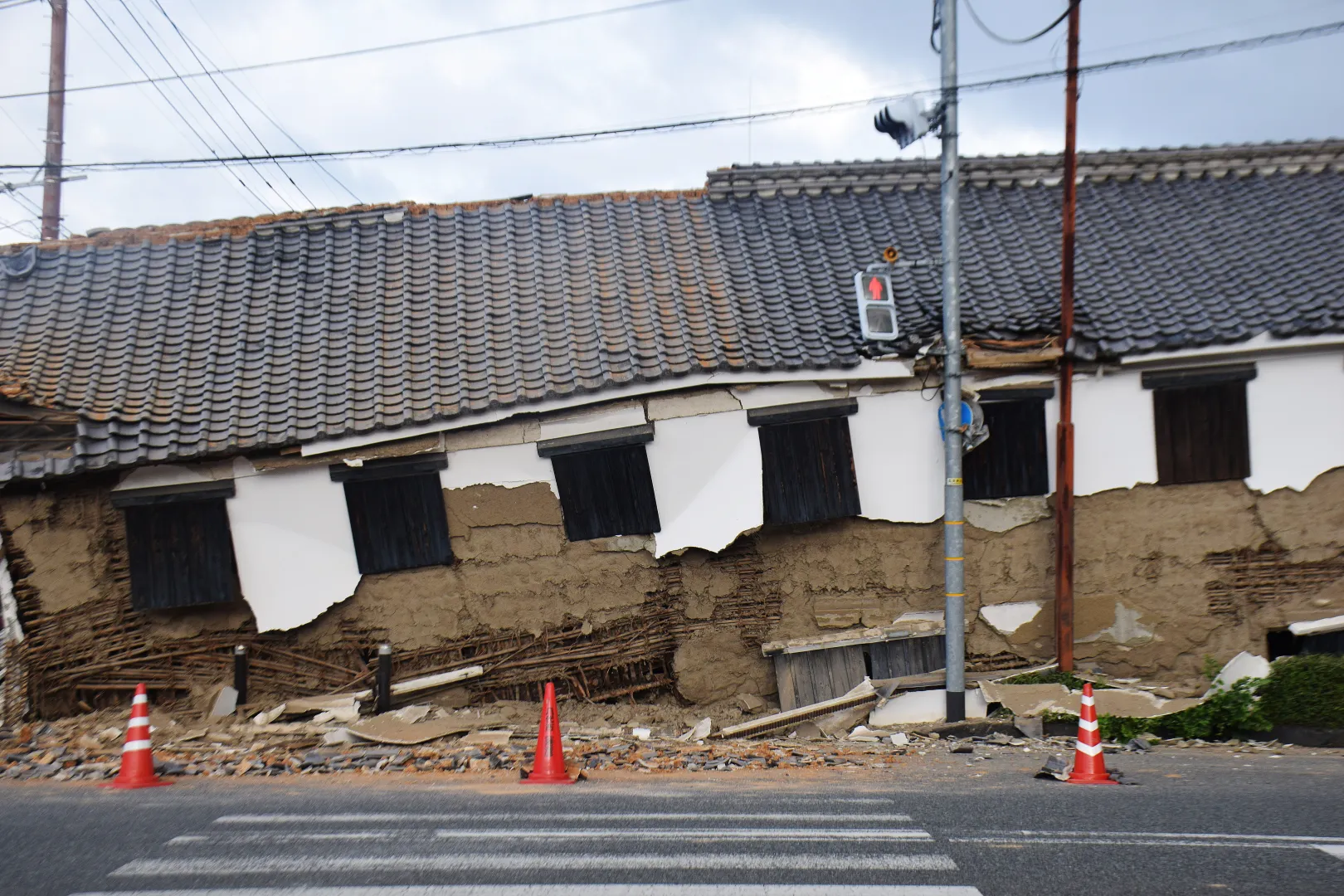 Zniszczenia po trzęsieniu ziemi w Japonii. Fot. PAP/EPA/JIJI PRESS JAPAN OUT