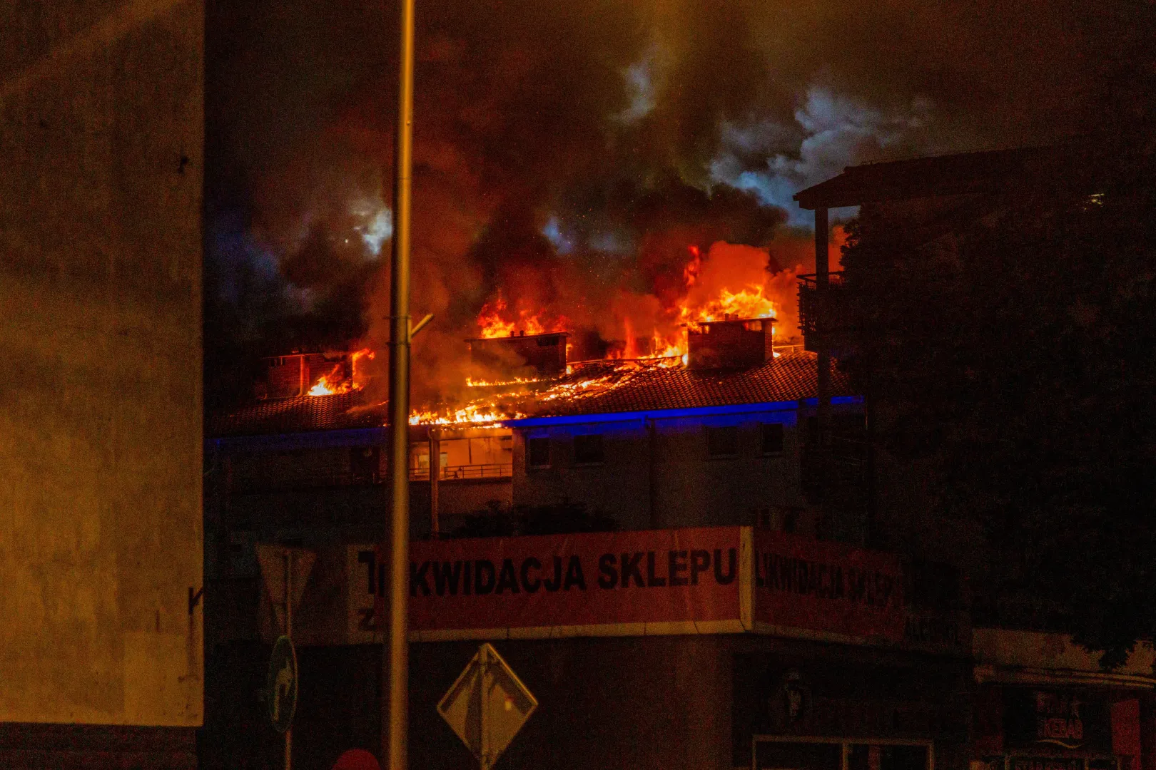 Pożar w bloku przy ul. Grunwaldzkiej w Świnoujściu. Fot. PAP/Marcin Bielecki 