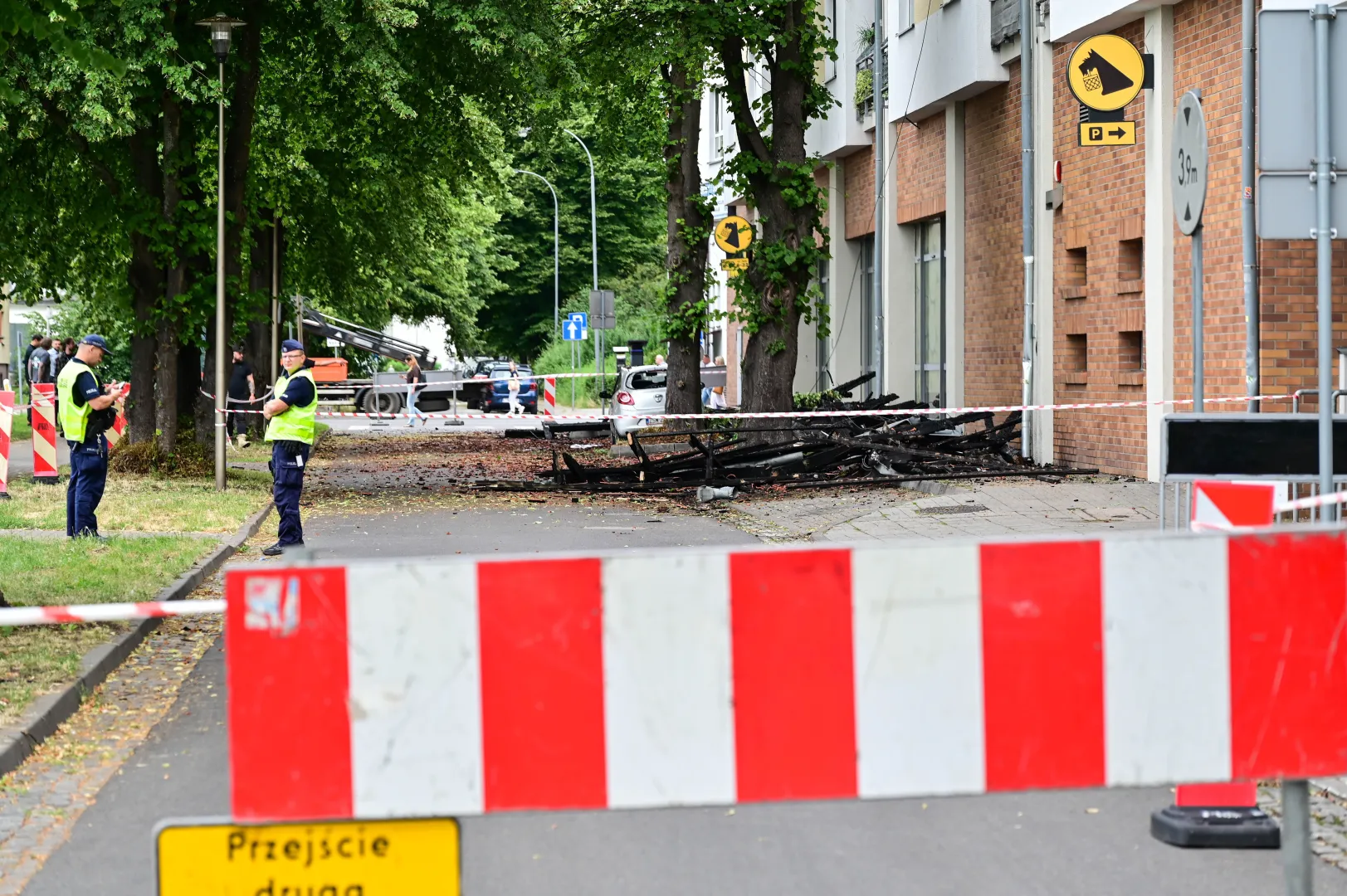 Miejsce pożaru w bloku przy ul. Grunwaldzkiej w Świnoujściu. Fot. PAP/Marcin Bielecki