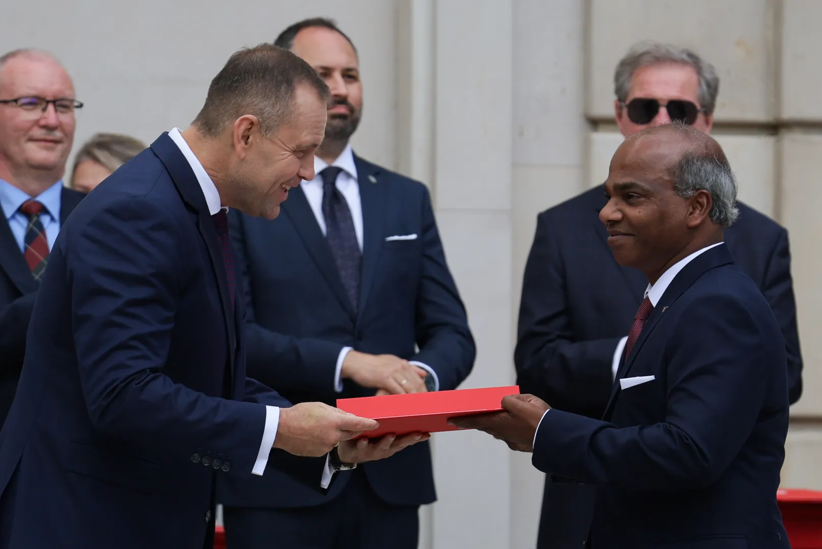 Prezydent RP Karol Nawrocki (2L) i dr hab. Franklin Gregory (P) podczas uroczystości wręczenia nominacji profesorskich w Pałacu Prezydenckim w Warszawie. Fot. PAP/Paweł Supernak