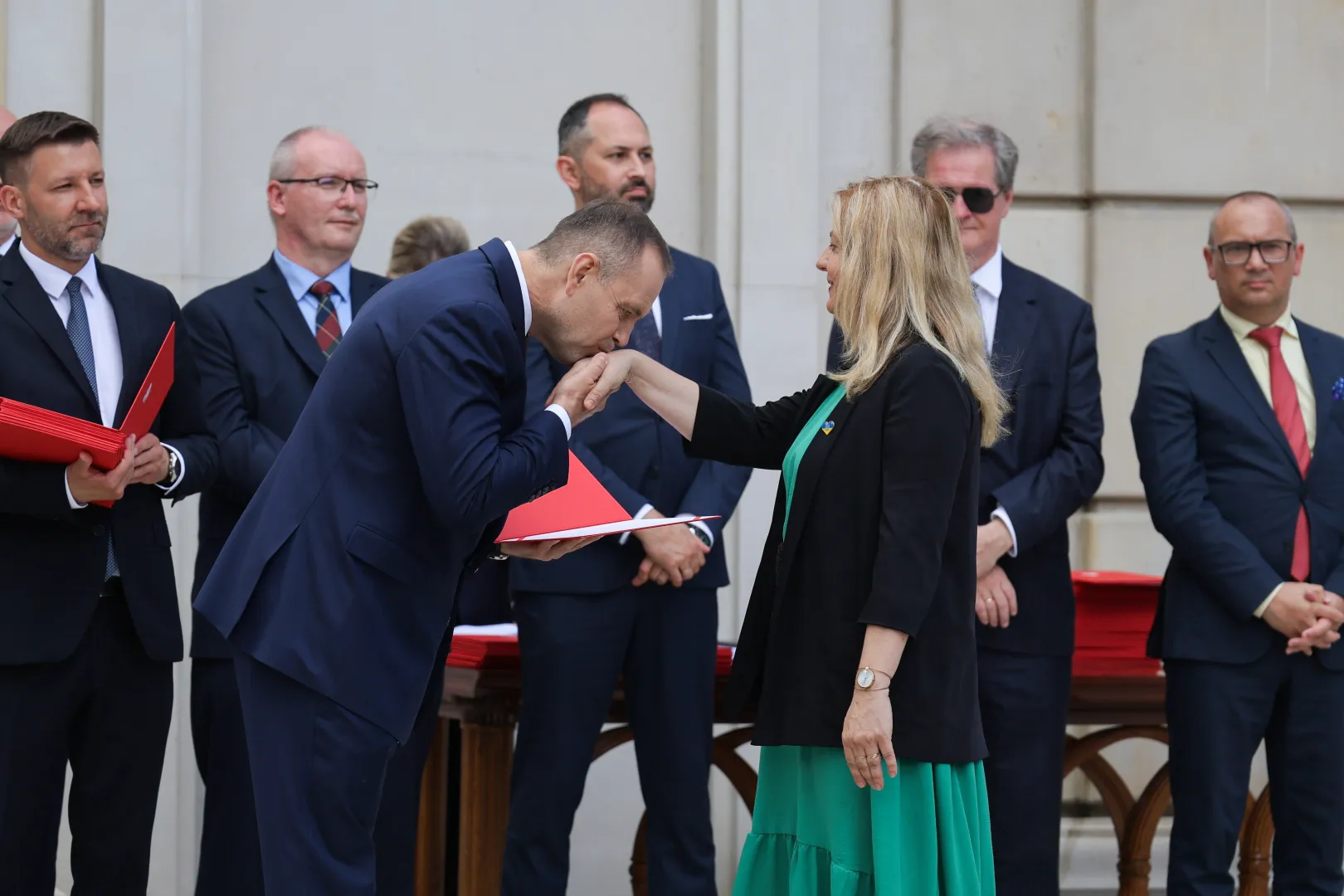 Prezydent RP Karol Nawrocki (L-front) i Monika Jagielska (P-front) podczas uroczystości wręczenia nominacji profesorskich w Pałacu Prezydenckim w Warszawie. Fot. PAP/Paweł Supernak