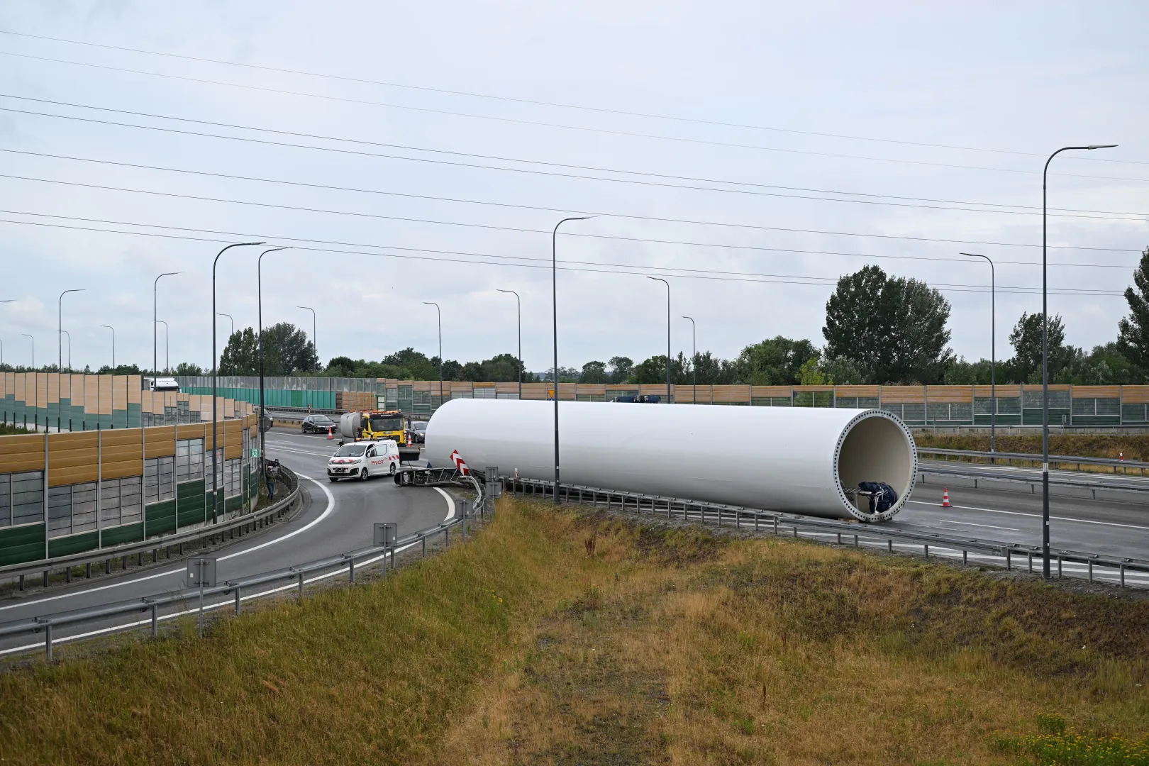 Miejsce w którym wypadła przewożona części turbiny wiatrowej - na A4 w miejscowości Terliczka. Fot. PAP/Darek Delmanowicz
