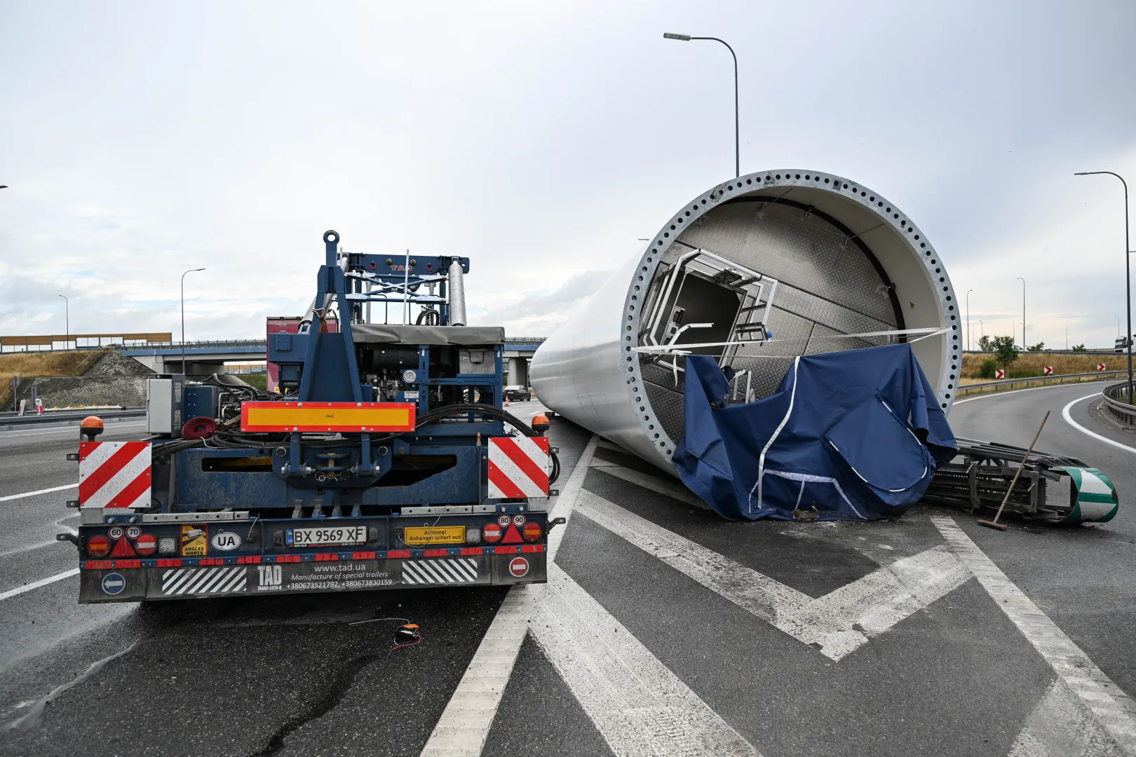 Miejsce w którym wypadła przewożona części turbiny wiatrowej - na A4 w miejscowości Terliczka. Fot. PAP/Darek Delmanowicz