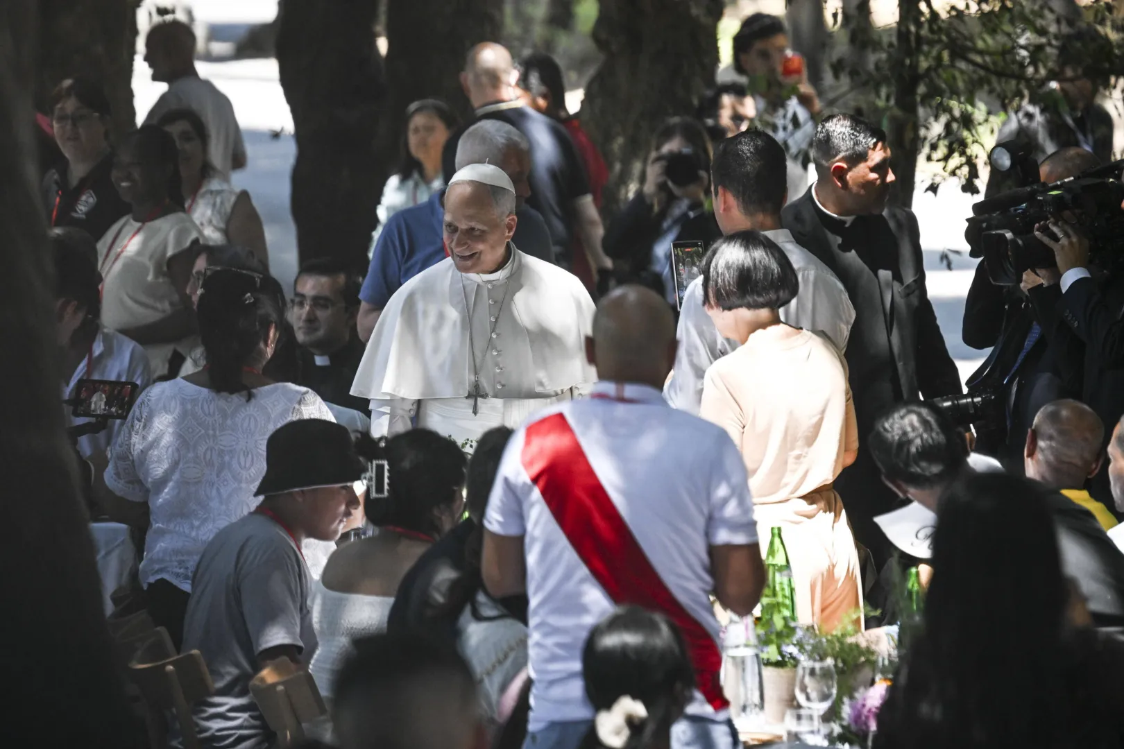 Papież zjadł obiad z 200 ubogimi na terenie letniej rezydencji w Castel Gandolfo. Fot. PAP/EPA/	RICCARDO ANTIMIANI