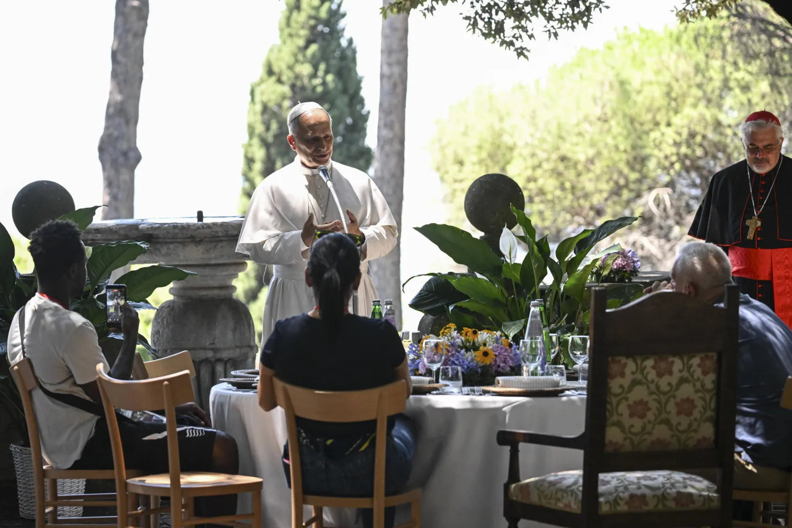 Papież zjadł obiad z 200 ubogimi na terenie letniej rezydencji w Castel Gandolfo. Fot. PAP/EPA/	RICCARDO ANTIMIANI