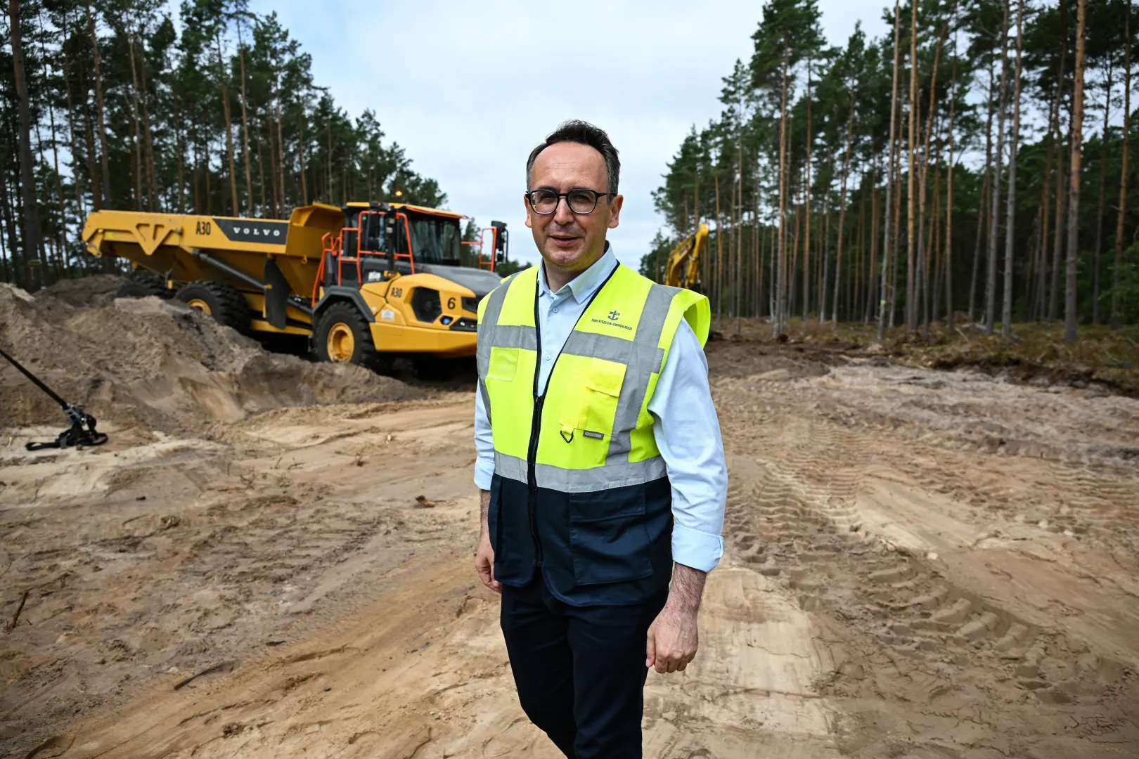 Minister infrastruktury Dariusz Klimczak podczas inauguracji budowy Głębokowodnego Terminala Kontenerowego Przylądek Pomerania. Fot. PAP/Marcin Bielecki