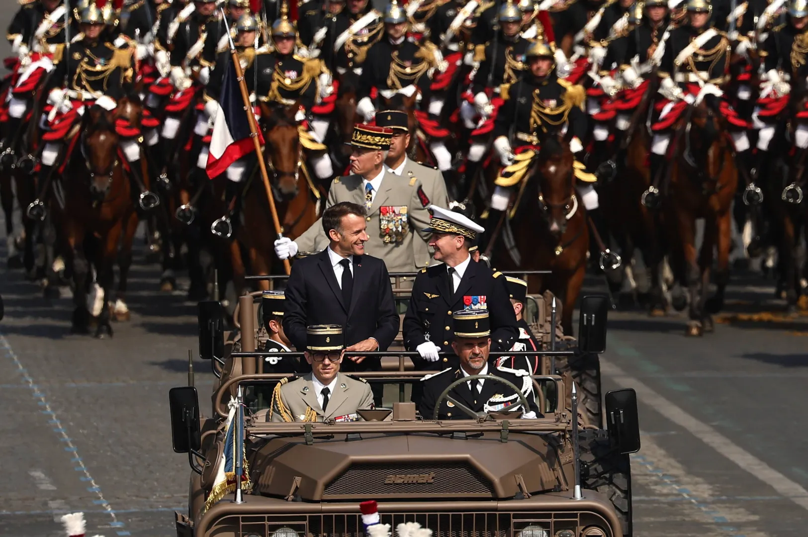 Prezydent Francji Emmanuel Macron i szef sztabu obrony Fabien Mandon. Fot. PAP/EPA/TERESA SUAREZ