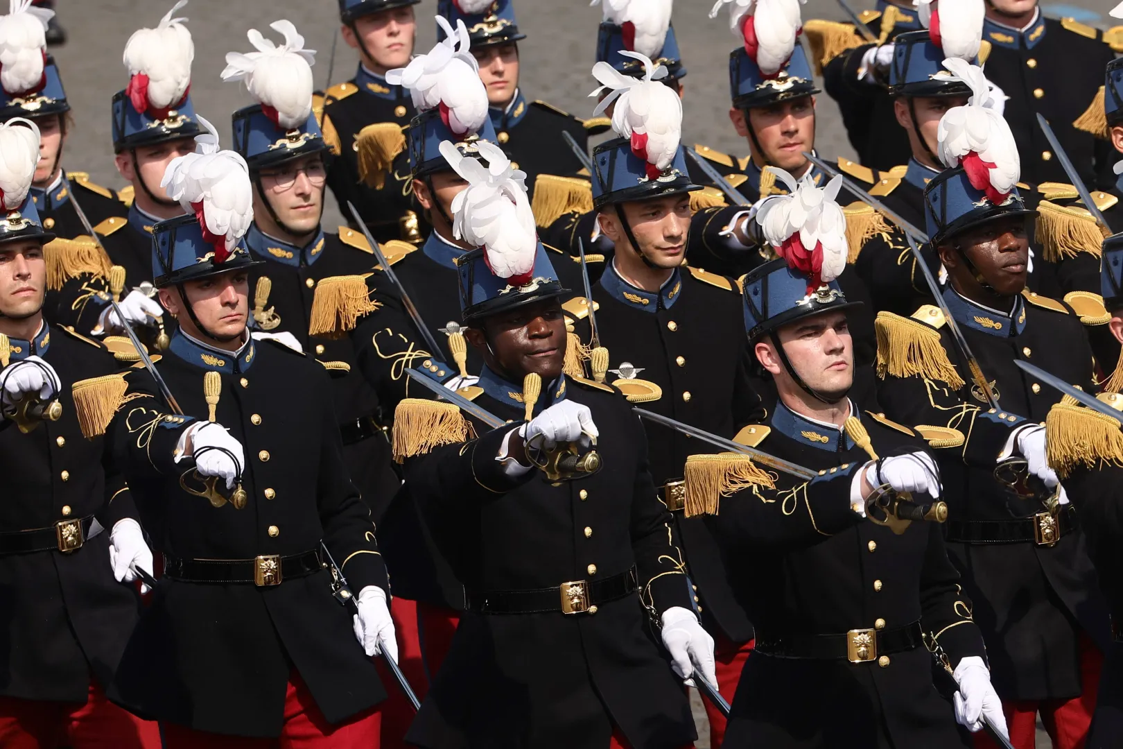 Kadeci École Speciale Militaire De Saint-Cyr biorą udział w paradzie wojskowej. Fot. PAP/EPA/TERESA SUAREZ