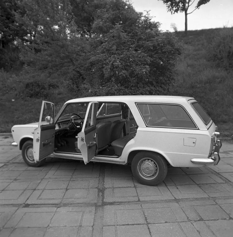 Warszawa 1971. Samochód osobowy Polski Fiat 125p w wersji kombi, produkowany w Fabryce Samochodów Osobowych na Żeraniu (FSO) Fot. PAP/Jakub Grelowski