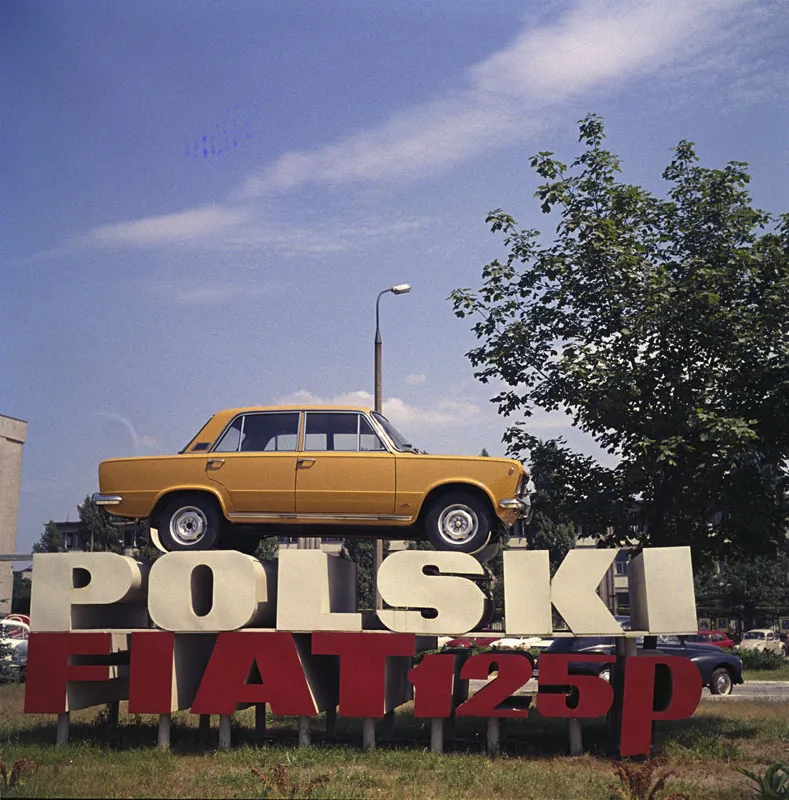 Warszawa 07.1972. Reklama produktu Fabryki Samochodów Osobowych (FSO) - samochodu osobowego Polski Fiat 125p - przed siedzibą zakładów produkcyjnych FSO na warszawskim Żeraniu Fot. PAP/Janusz Rosikoń Dokładny dzień wydarzenia nieustalony. 