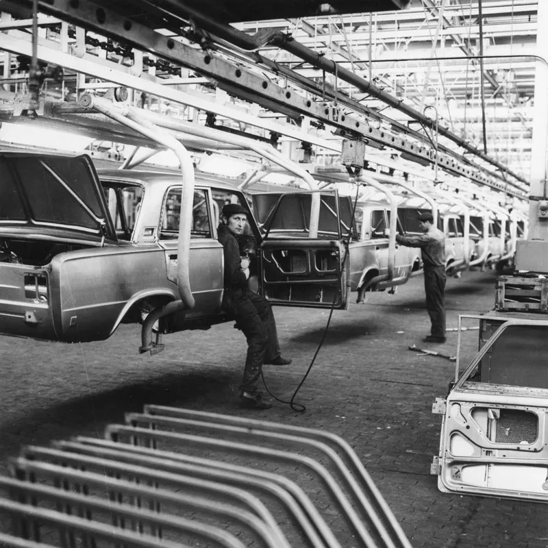Warszawa, 08.1973. FSO Żerań. Produkcja Fiata 125 P Fot. PAP/Henryk Rosiak