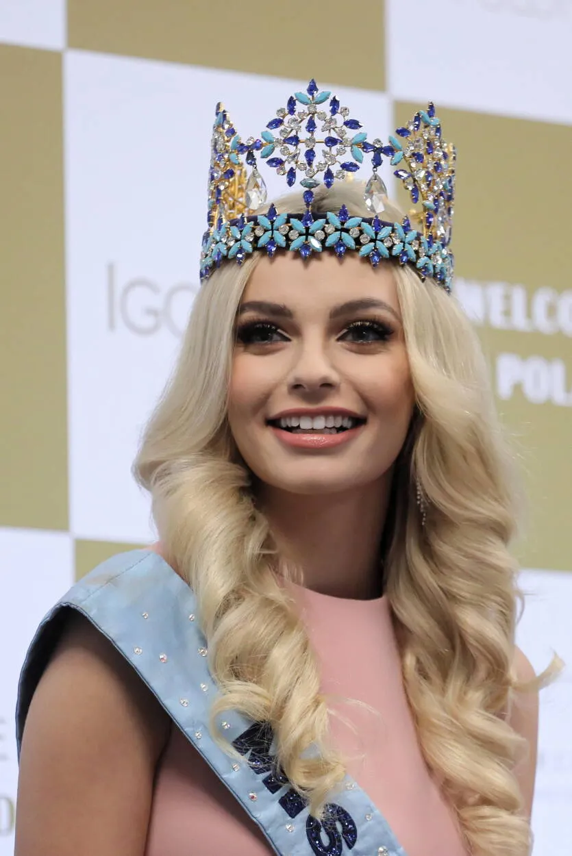 Miss World 2021 Karolina Bielawska podczas oficjalnego przywitania w Hotelu Arche Krakowska w Warszawie. Polka w nocy z 16 na 17 marca w Portoryko wygrała konkurs Miss World. Fot. PAP/Paweł Supernak