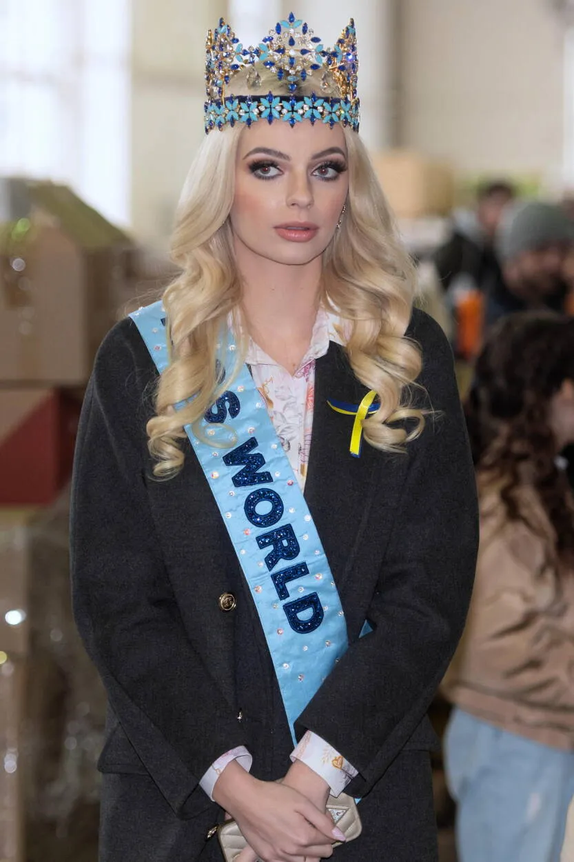 Miss World Karolina Bielawska podczas wizyty w Punkcie Recepcyjnym oraz Centralnym Punkcie Zbiórki Darów dla Ukrainy na terenie MTP w Poznaniu, fot. PAP/Jakub Kaczmarczyk