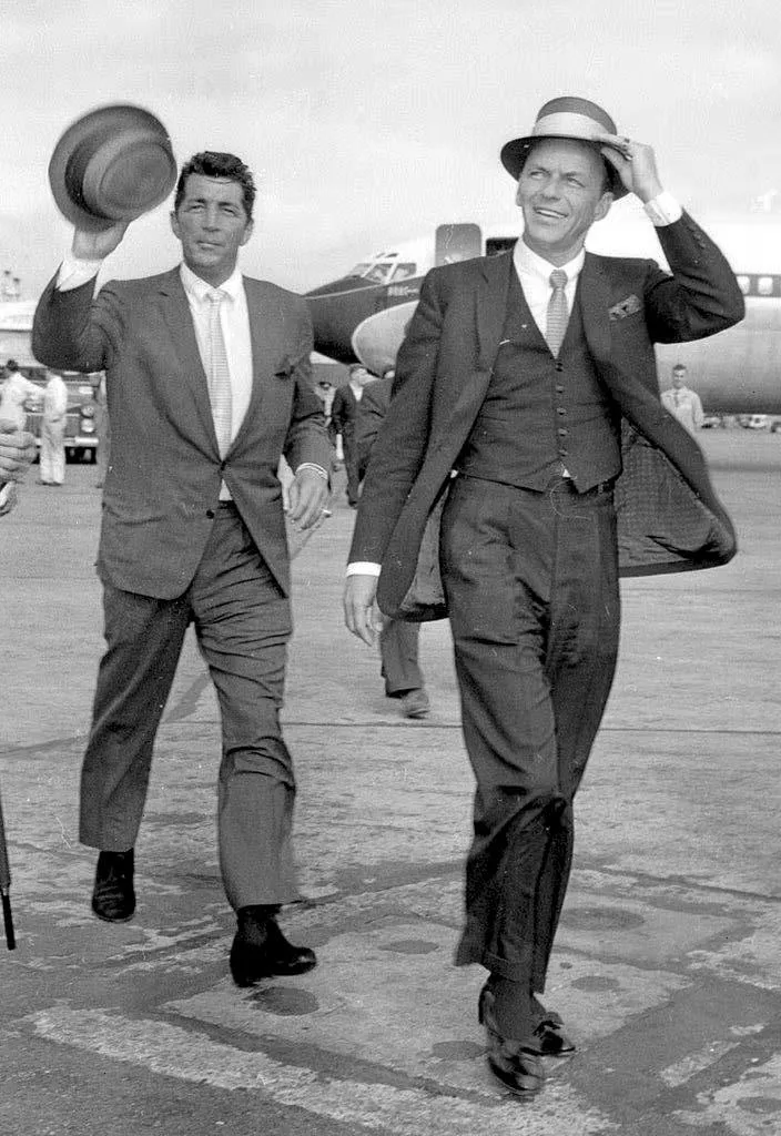 Dean Martin (L) i Frank Sinatra w Londynie w 1961 r. Fot. EPA/PA-FILES